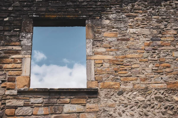 Окно Древней Каменной Стене Поврежденного Дома Тонированное Заброшенное Средневековое Здание — стоковое фото