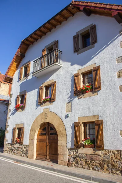 Ancient House Flowers Big Beautiful Medieval Building Arch Doorway Historic — Stock Photo, Image