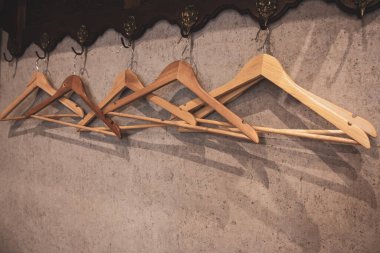 Ahşap elbise askıları. Otel gardırobu. Kancalı boş askılar. Ev idaresi konsepti. Vestiyerin içi. Kıyafet konsepti. 
