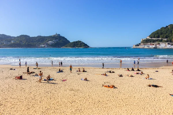 San Sebastián España 2019 Personas Desconocidas Relajan Playa Llamada Concha — Foto de Stock