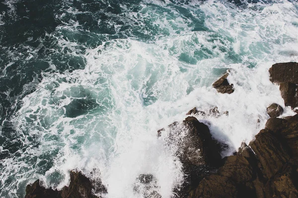 Wellen Krachen Auf Felsen Atlantik Azurblaue Meereswellen Mit Weißem Schaum — Stockfoto