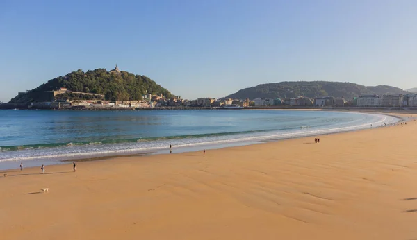 Gente Paseando Con Perros Playa Llamada Concha Turistas Golfo Vizcaya — Foto de Stock