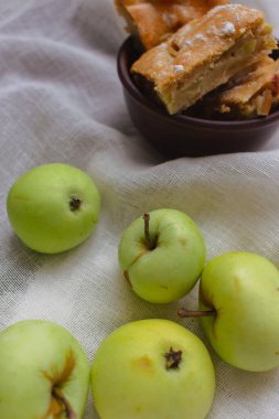 Elmalı turta, pudra şekerli, yeşil elmalı. Sonbahar tatlısı. Ev yapımı tatlı. Tarçınlı elmalı turta ve taze elma meyvesi. Taşra hayatı. Tatlı tatlı. Evcil titreşimler. 