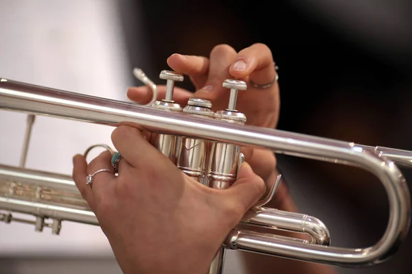 Detalj Händer Som Spelar Trumpet Konsert — Stockfoto