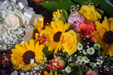 Gelin closeup bir buket çiçek kompozisyon