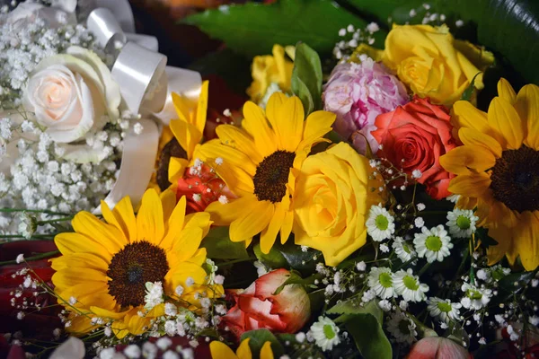 Gelin closeup bir buket çiçek kompozisyon