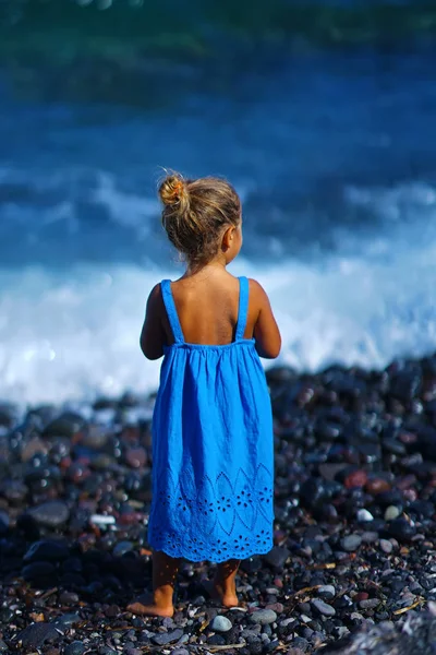 Klein Meisje Een Blauwe Jurk Spelen Het Strand Paradisos Santorini — Stockfoto
