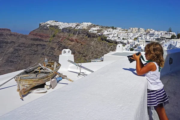 Santorini Yunanistan Güzel Manzaralı Küçük Kız Çekiyor — Stok fotoğraf