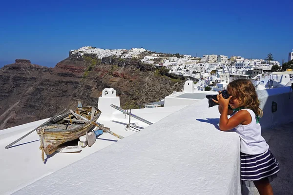 Santorini Yunanistan Güzel Manzaralı Küçük Kız Çekiyor — Stok fotoğraf