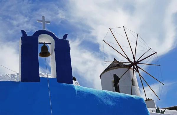 Dach Kościoła Dzwonkiem Tle Młyna Santorini Cyklady — Zdjęcie stockowe