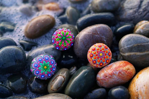 Vackra Handmålade Mandala Stenar Havet — Stockfoto