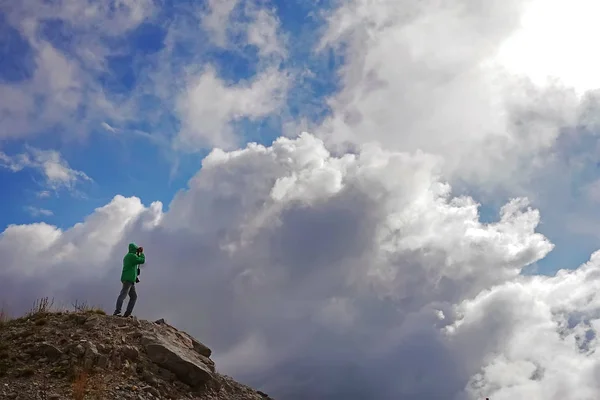 Homem Está Uma Montanha Faz Uma Foto Das Nuvens Evia — Fotografia de Stock