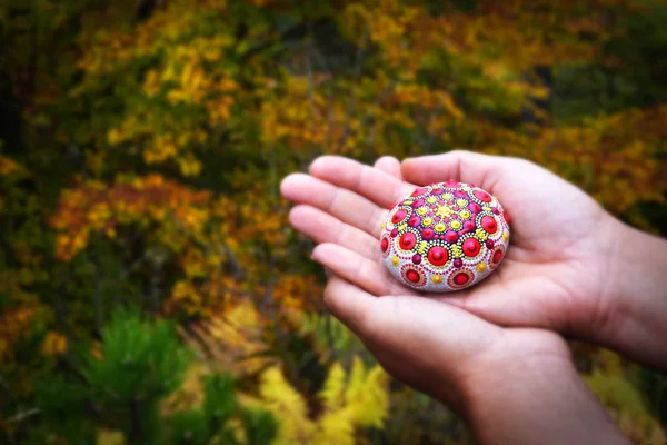 Prachtige Handgeschilderde Mandala Rock Bedrijf Handen — Stockfoto