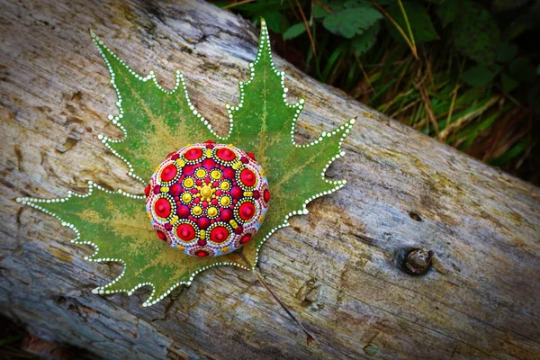 Hermosa Roca Mandala Pintada Mano Sobre Una Hoja Arce — Foto de Stock