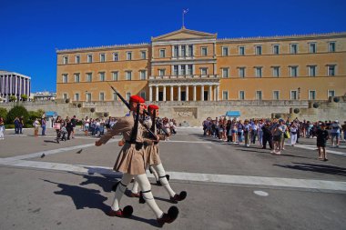 Atina, Yunanistan - 06 Ekim 2014 Atina'da bina Yunan Parlamentosu önünde nöbet değiştirme