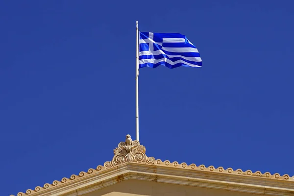 Grekisk Flagg Viftande Grekiska Parlamentsbyggnaden Aten — Stockfoto