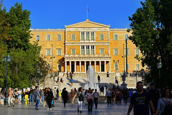 Atene Grecia Ottobre 2014 Persone Che Camminano Piazza Syntagma Con — Foto Stock