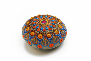 Beyaz arka plan üzerinde izole bir kayanın üzerinde güzel mandala boyalı