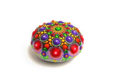 Beyaz arka plan üzerinde izole bir kayanın üzerinde güzel mandala boyalı