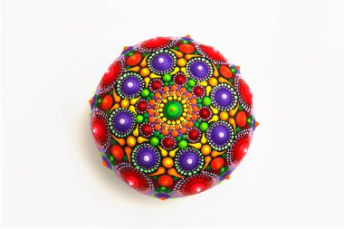 Beyaz arka plan üzerinde izole bir kayanın üzerinde güzel mandala boyalı