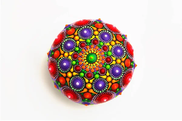 Beyaz arka plan üzerinde izole bir kayanın üzerinde güzel mandala boyalı