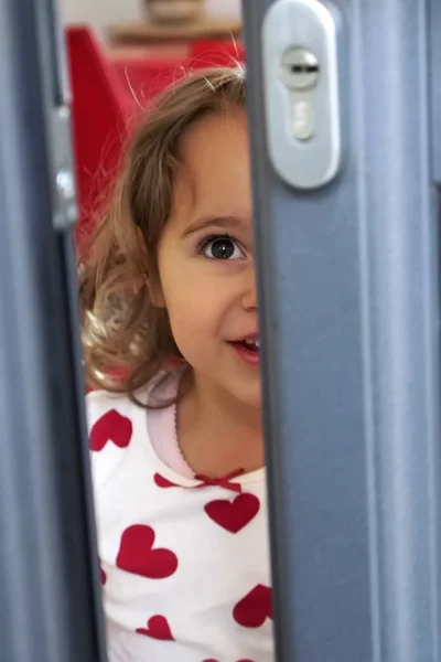 Gadis Kecil Berusia Tahun Melihat Melalui Pintu Yang Terbuka — Stok Foto