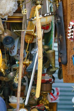 Atina 'da Monastiraki yakınlarındaki bit pazarında antik kılıçlar