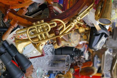 Atina 'da Monastiraki yakınlarındaki bit pazarında Vintage Trompetler
