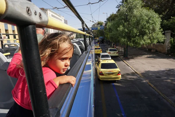 Ottobre 2018 Atene Grecia Bambina Sul Bus Turistico Olhando Para — Fotografia de Stock