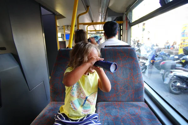 놀이와 쌍안경에 관광객 버스에 아테네 — 스톡 사진