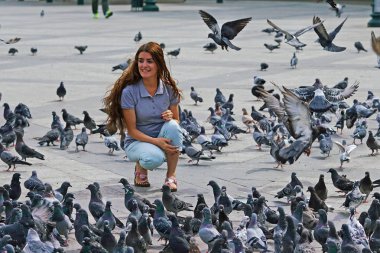 05 October 2018, Atina, Yunanistan kız meydanda güvercinlere bakıyor