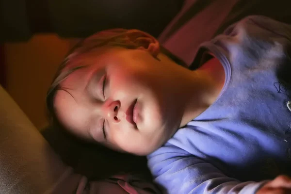 Dulce Bebé Dormido Con Luz Cálida Cara —  Fotos de Stock