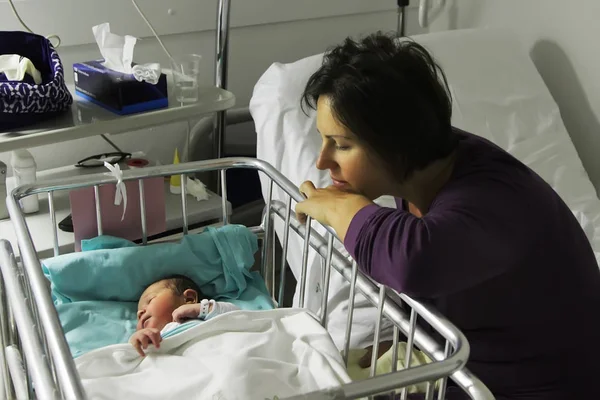 Ibu Tampak Dengan Kelembutan Pada Hari Putrinya Rumah Sakit — Stok Foto