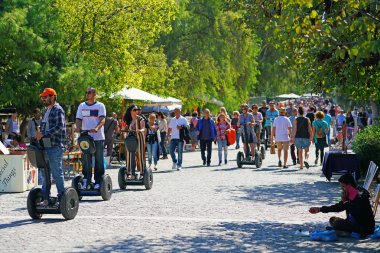 07 Ekim 2018 dünyanın her yerinden Insanlar Parthenonin Atina yakınlarında yürüyüş