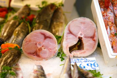 Atina 'da merkezi pazarda Satılık kılıçbalığı, Yunanistan