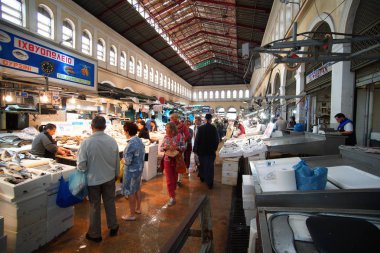 05 October 2018, Atina, Yunanistan müşteriler merkezi pazarda alışveriş yapar