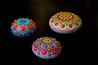 Siyah arka plan üzerine bir taş güzel mandalalar boyalı