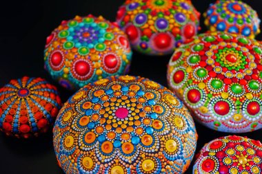 Güzel mandalalar bir taş closeup boyalı