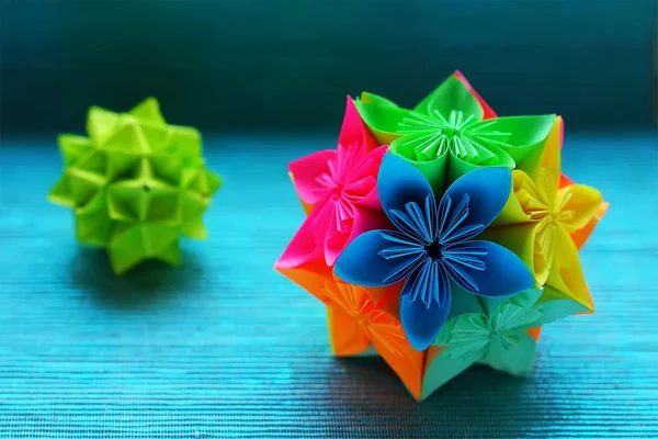 Due Origami Kusudama Sfondo Blu Primo Piano — Foto Stock