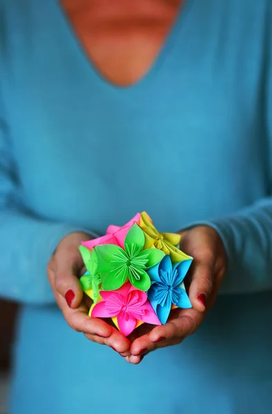 Origami Kusudama Tenendo Mano Primo Piano — Foto Stock