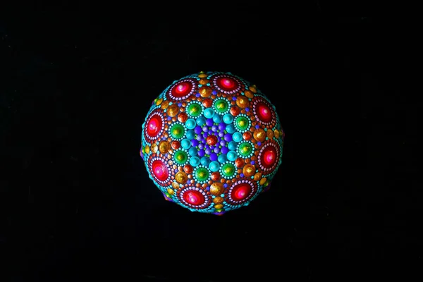 Hermoso Mandala Pintado Sobre Una Piedra Sobre Fondo Negro — Foto de Stock