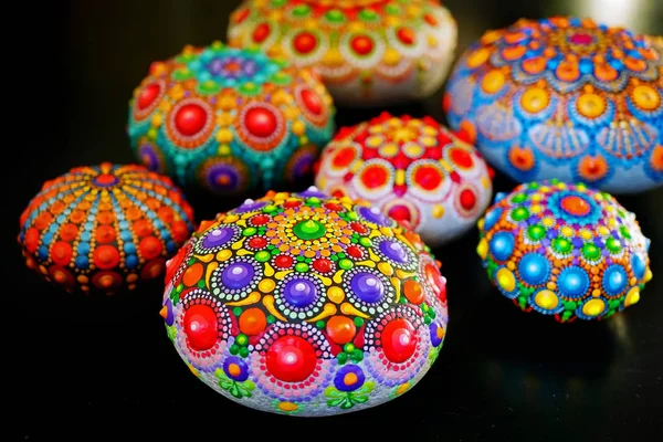 Güzel mandalalar bir taş closeup boyalı