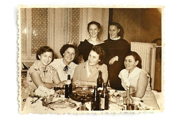 Sovyetler Birliği - 1957, bir grup kadın masanın arkasında eski siyah beyaz fotoğraf