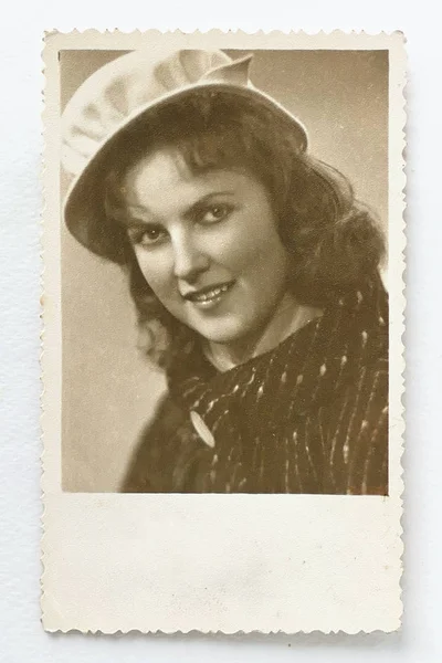 Gamla Svartvita Foto Ung Kvinna Hatt 1962 — Stockfoto