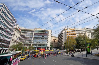 Yunanistan, Atina - Ekim 05 Ekim 05 insanlar Ermou Caddesi yakınındaki yaya geçidi çapraz