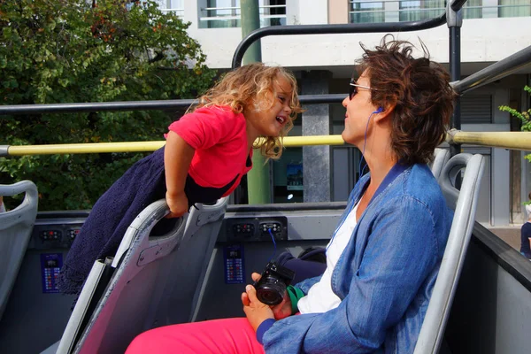 Madre Figlia Felici Sorridenti Autobus Turistico Atene Grecia — Foto Stock