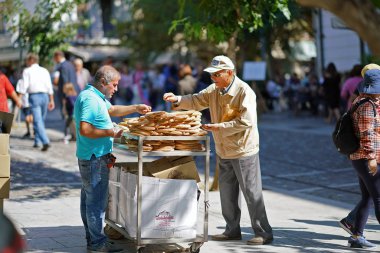 Yunanistan, Atina - 07 Ekim 2018 Donut seller, koulourakia, Atina, Plaka bölgesinde sokakta