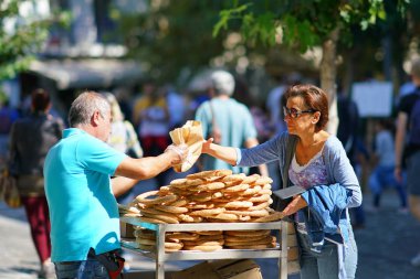 Yunanistan, Atina - 07 Ekim 2018 Donut seller, koulourakia, Atina, Plaka bölgesinde sokakta