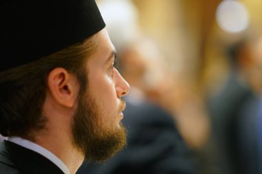 Yunanistan, Atina - 07 Ekim 2018 A Genç rahip katılır Atina Büyükşehir Katedrali, kutsal kitle pazar günleri