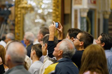 Yunanistan, Atina - 07 Ekim 2018 Büyükşehir Katedrali Atina'nın, Pazar günleri kutsal kitle